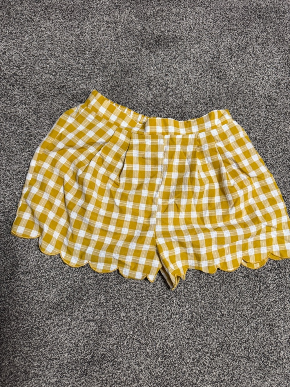 Women’s Entro Scalloped Leg Shorts. Yellow and White. Medium.